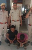 बाइक पर फेरी लगाकर काम करने वाले से दिनदहाड़े कपड़े, नकदी व मोबाइल लूटा, दो आरोपी गिरफ्तार