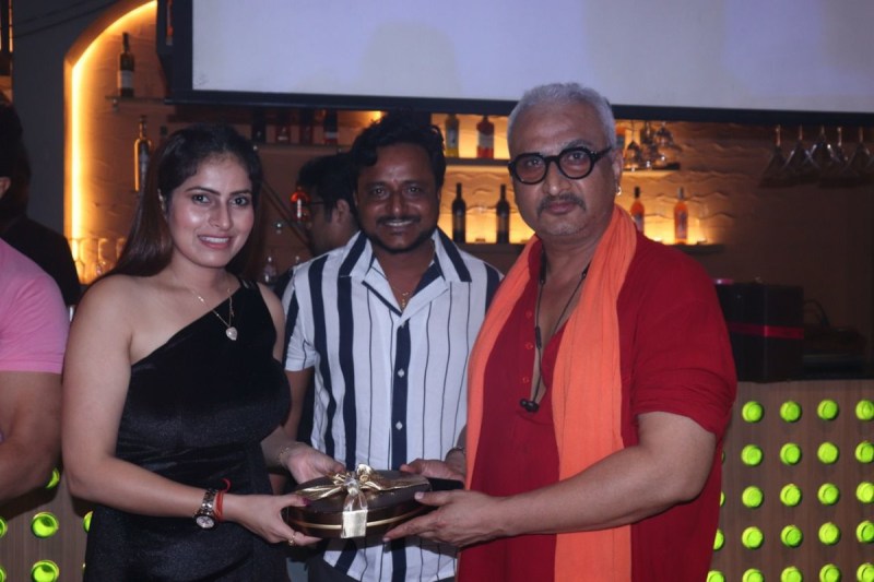 भोजपुरी एक्ट्रेस आयुषी तिवारी के बर्थडे पार्टी में फिल्मी सितारों ने मचाया धमाल