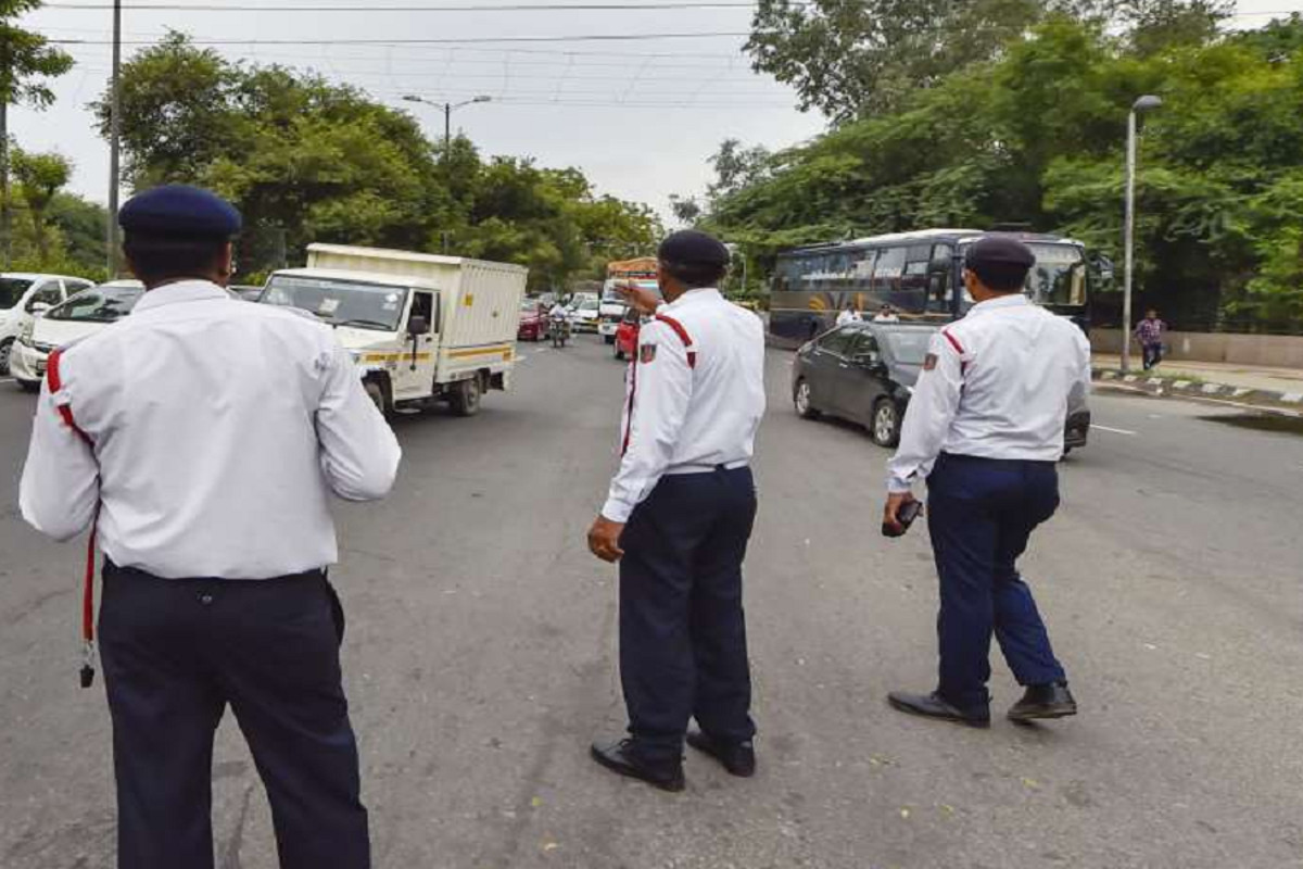 arto-and-traffic-police-in-action-against-illegally-operated-buses.jpg