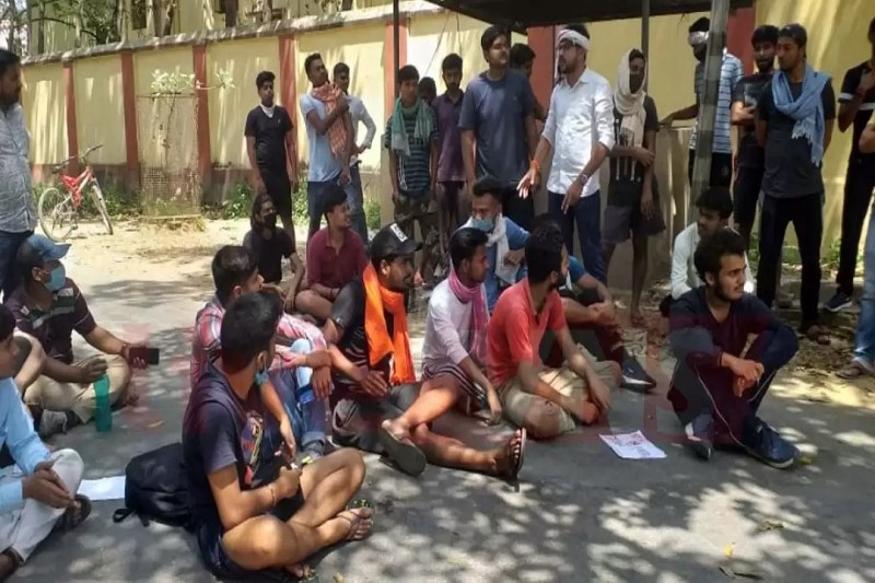 एलबीएस छात्रावास के बाहर विरोध प्रदर्शन करते कला संकाय के छात्र