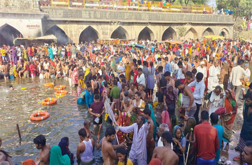 Devotees take bath in Bawan Kund on Amavasya festival
