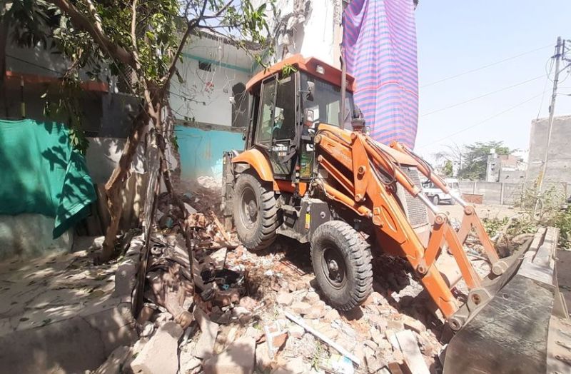video JCB starts running at the house of those who plotted the bomb blasts in Ratlam