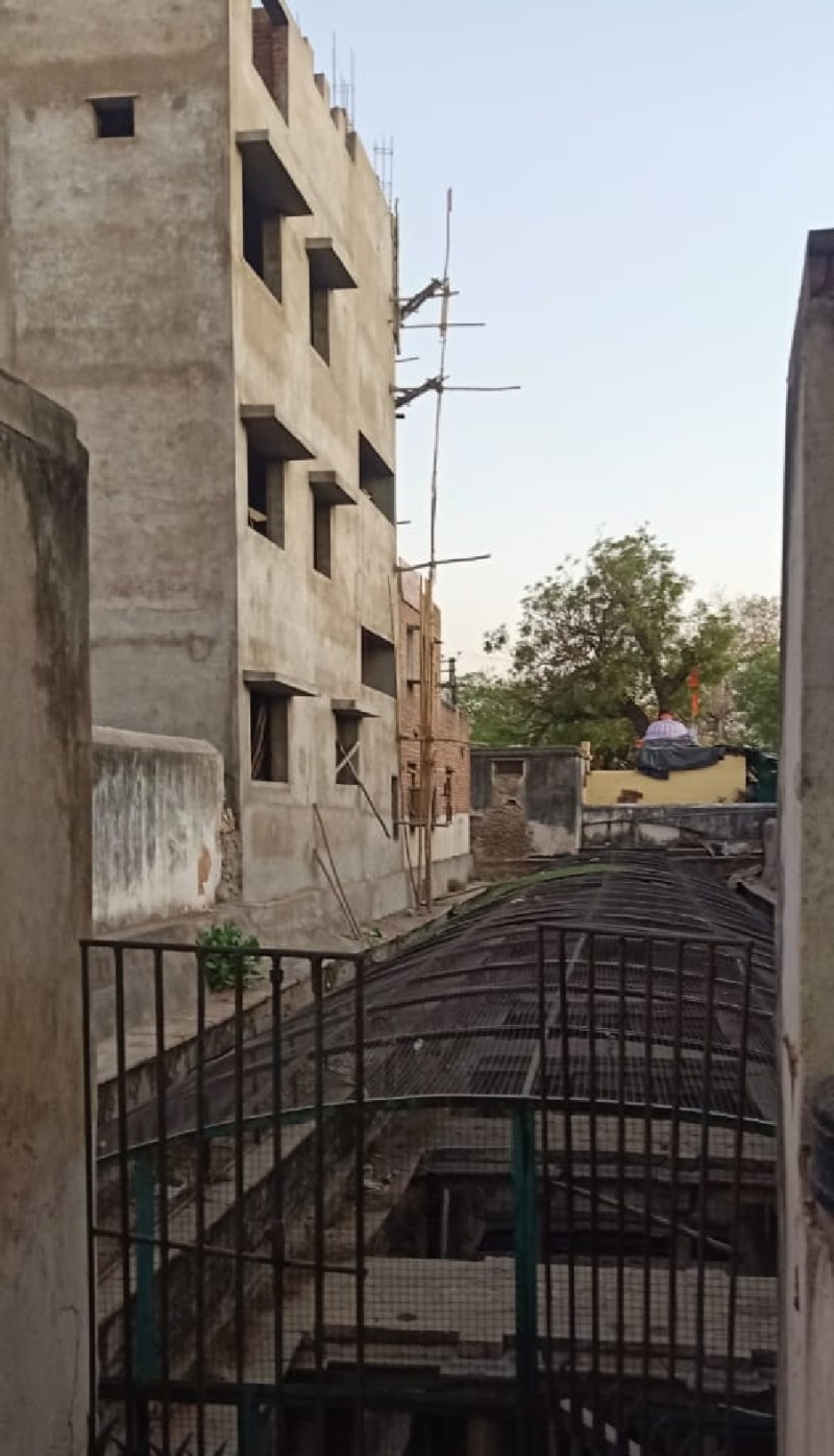 सिरोही. सरजावाव बावड़ी से सटकर हो रहा निर्माण।