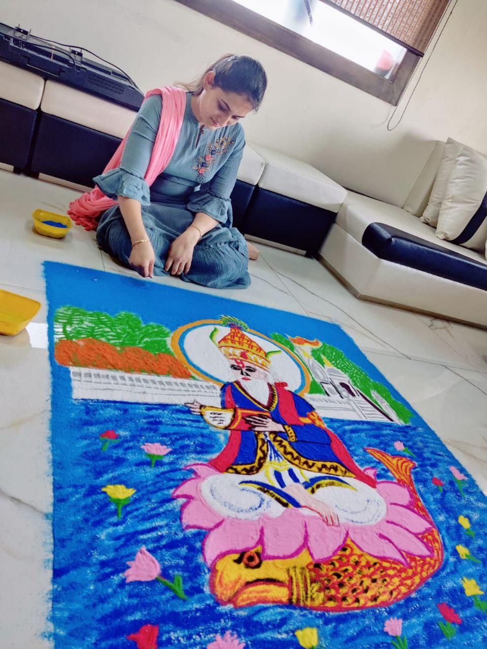 सिंधी समाज की महिलाओं ने सजाई सुंदर रंगोली, युवाओं ने निकाली वाहन रैली