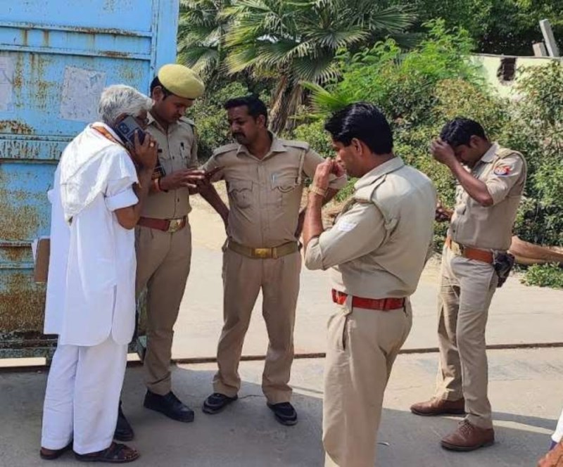 Raid on meat factory in Meerut : पूर्व मंत्री याकूब कुरैशी परिवार सहित फरार,पत्नी और दोनों बेटों के नाम एफआईआर