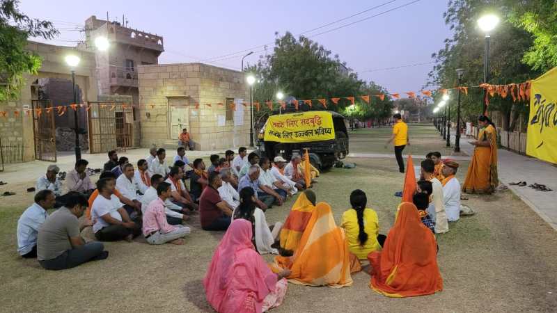 वेद मंत्रों व कीर्तन के साथ निकाली प्रभात फेरी