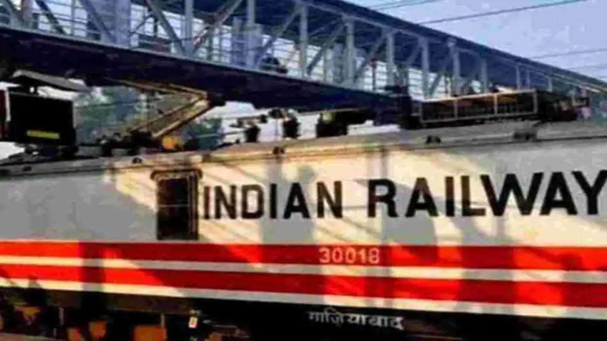 Indian Railways :  रेलवे की चालाकी, सिर्फ छोटा से बदलाव कर किराया बढ़ाया तीन गुना, जानें वजह