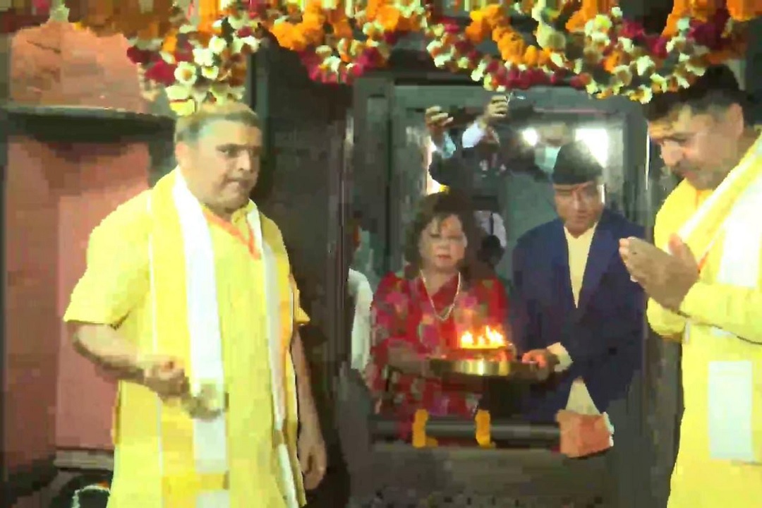 वाराणसी के पशुपतिनाथ मंदिर में सप्तनीक पूजन करते नेपाल के प्रधानमंत्री देउबा