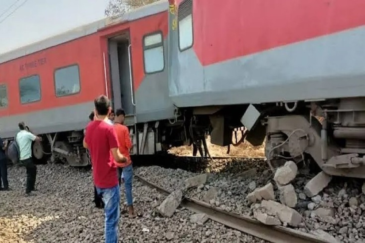 11 coaches of Pawan Express derail near Nashik Maharashtra, 2 injured