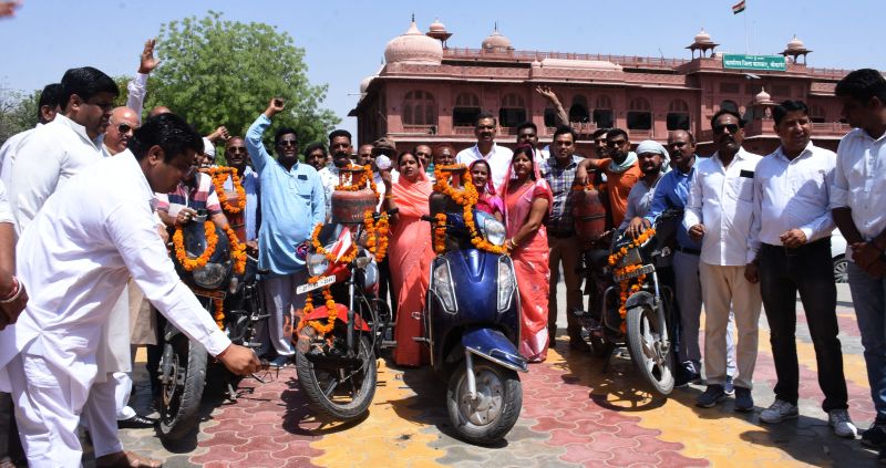 बढ़ती महंगाई पर कांग्रेस का अनूठा प्रदर्शन