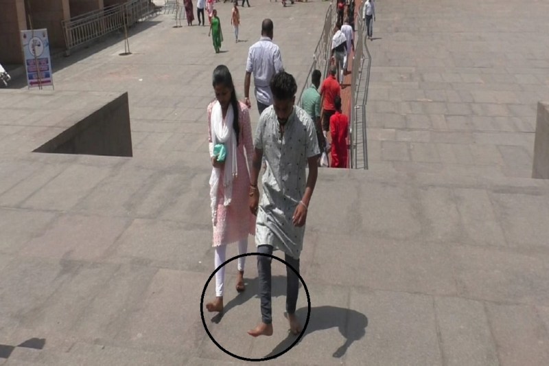 काशी विश्वनाथ धाम मे किसी तरह पांव बचाते चलना पड़ रहा श्रद्धालुओं को