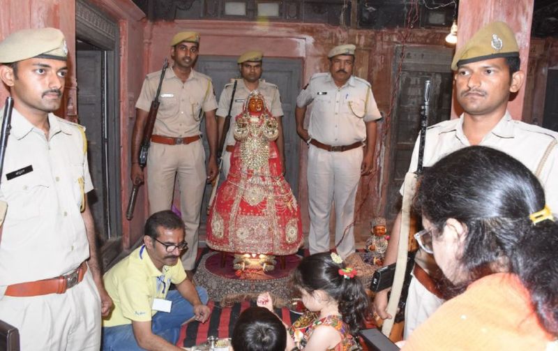 नख से शिख तक बेहद कीमती आभूषणों से लदी रहती है यह गणगौर