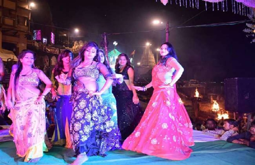 काशी के मणिकर्णिका घाट पर धधकती चिताओं के बीच नृत्य करतीं नगर वधुएं
