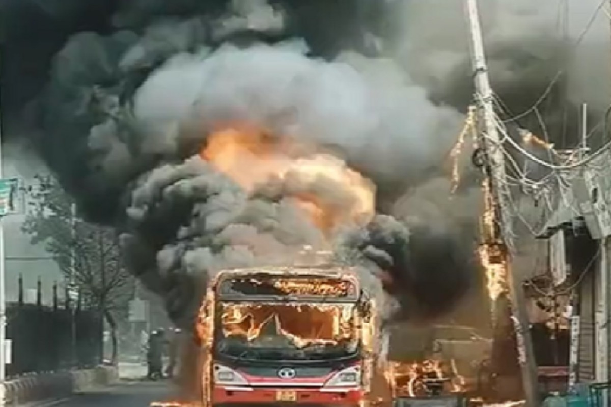 delhi_bus_fire-amp.jpg