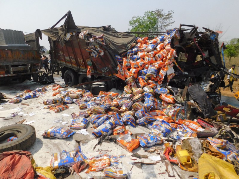 मध्यप्रदेश मे यहां भीषण हादसा, दो ड्राइवरों की मौत, नहीं मिला शव वाहन तो ट्रैक्टर में ले गए शव