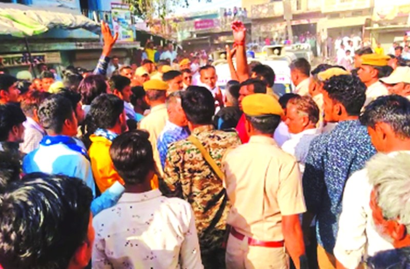 जसनगर. शव की एम्बूलेंस रोकने के दौरान समझाइश करते एडिशनल एसपी