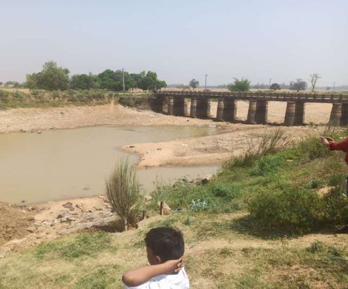 बिहार में 60 फीट लंबा लोहे का पुल चोरी!