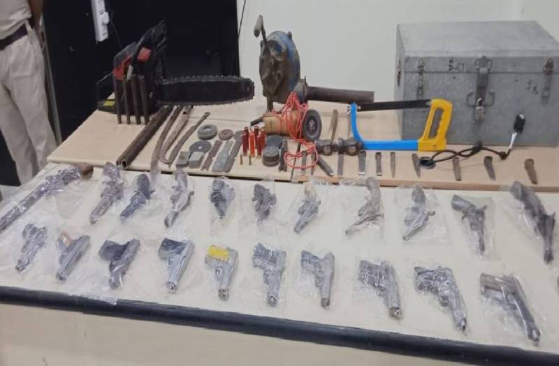 हथियारों का कारखाना मिला : ग्लाइंडर, कटर और छेनी हथोड़ी से बनाते थे खतरनाक हथियार