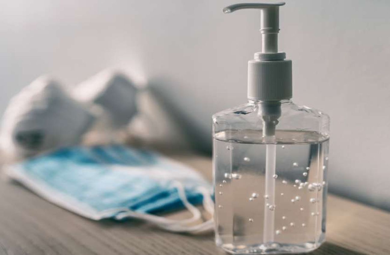 Mask and Sanitizer - जमीन पर आया मास्क व सेनेटाइजर का कारोबार, बिक्री नहीं होने से पड़ा मंदा