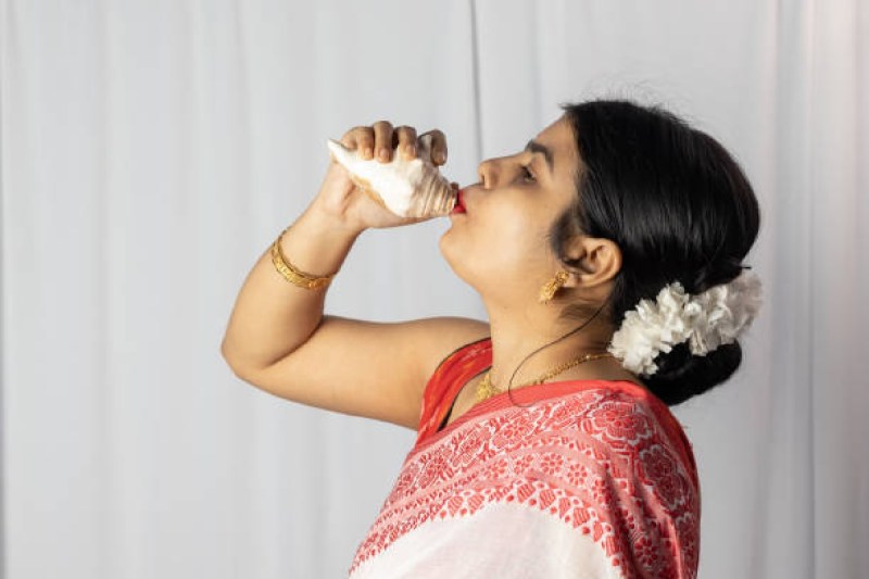 वास्तु शास्त्र, शंख बजाने के फायदे, सुख-सौभाग्य, धन, पुत्र प्राप्ति, रोग मुक्ति, वास्तु दोष निवारण, मां लक्ष्मी, वमावर्ती शंख, दक्षिणावर्ती शंख, positive energy, conch shell benefits, money, happiness, 