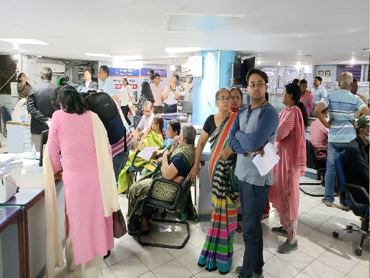 Kanpur Bank Locker Theft Women Asking For their Jewellery