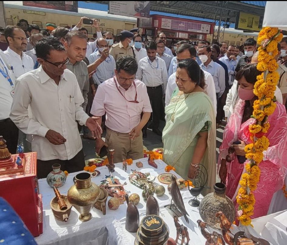 railway passengers को स्टेशन पर उपलब्ध होगा वुडन मेटल हैण्डीक्राफ्ट