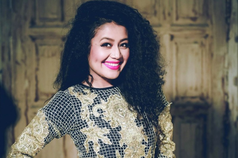 गरीब बच्चों को 500 - 500 रुपये बांटने के बाद क्यों डर से सहम गईं Neha Kakkar?