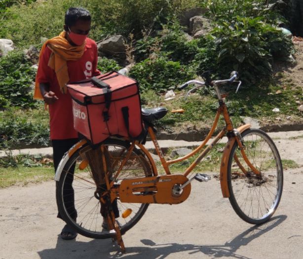Delivery Boy Delivers Food On Time In A Hot Day Users Helped Rupees 1.5 Lakh