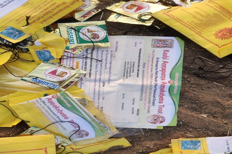 मध्य प्रदेश के इटारसी में सड़क किनारे फेका गया मां अन्नपूर्णा का प्रसाद