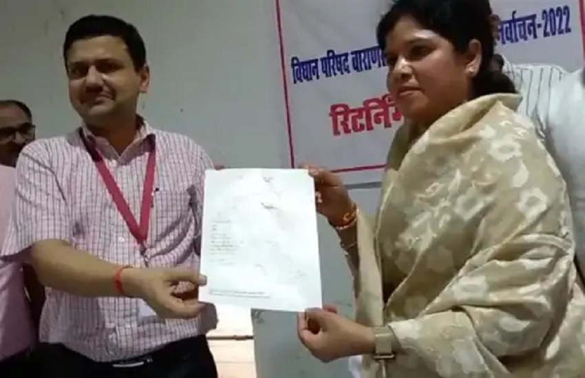 जिला निर्वाचन अधिकारी कौशल राज शर्मा से जीत का प्रमाण पत्र हासिल करती अन्नपूर्णा सिंह