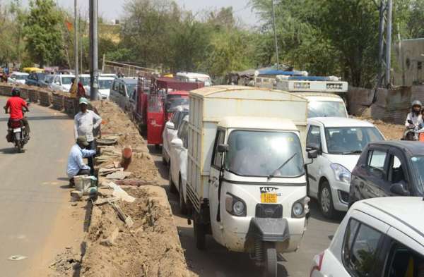 खुदाई के समय फोड़ी पाइपलाइन, सड़क पर लगा वाहनों का जाम