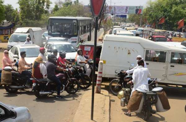 खुदाई के समय फोड़ी पाइपलाइन, सड़क पर लगा वाहनों का जाम