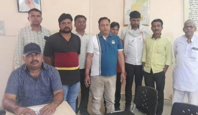 सिरोही. कार्रवाई करती एसीबी की टीम व मौजूद आरोपी।