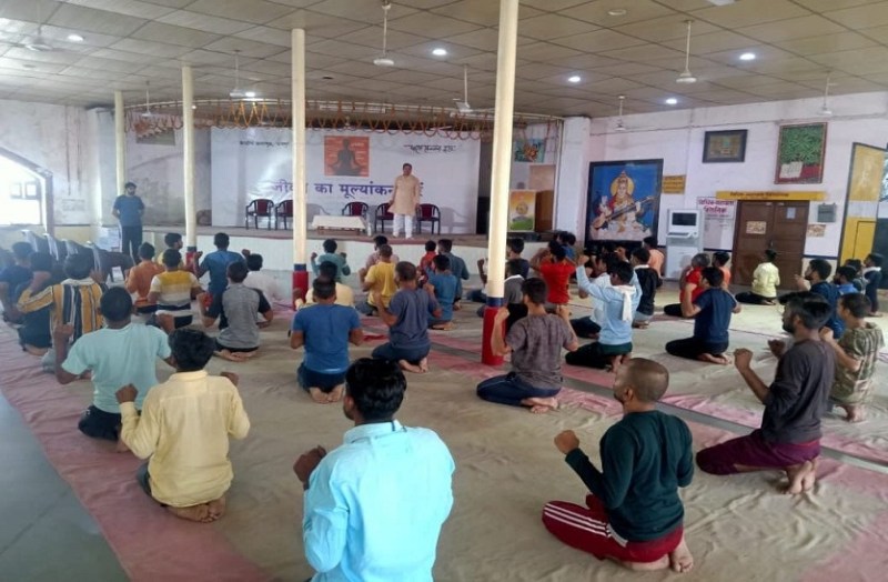 बंदियों को सिखाया योग और प्राणायाम