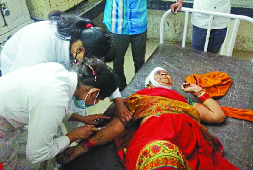 In Rangir, a habitual criminal attacked and injured an old couple with a sharp weapon.