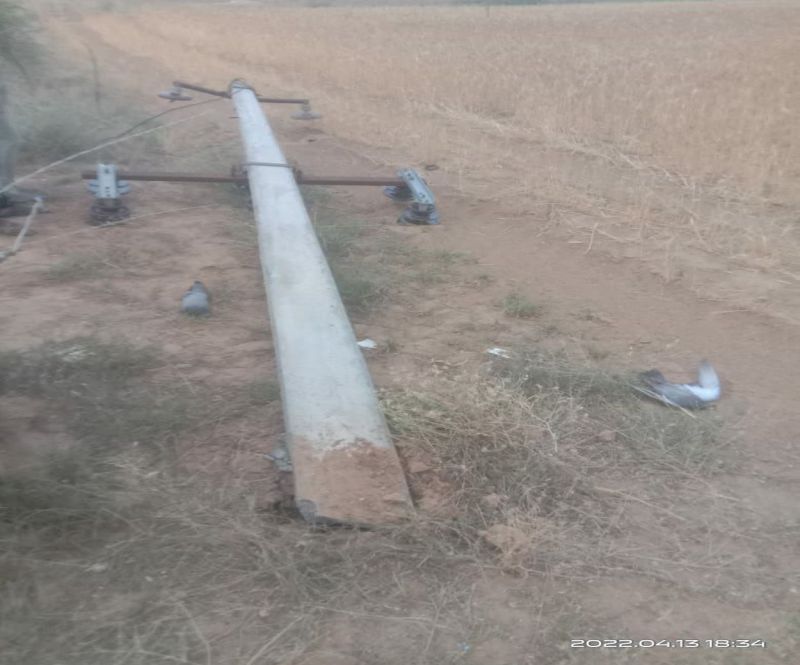 तेज आंधी से विद्युत पोल व पेड़ टूटे, कटी फसलें उड़ी