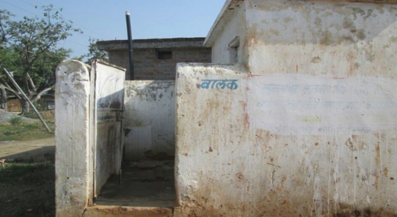 गंदगी के कारण छात्र नहीं कर रहे शौचालय का उपयोग
