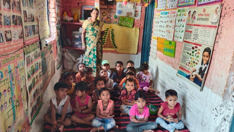 संकीर्ण कमरों में संचालित हो रही आंगनबाड़ी केन्द्र