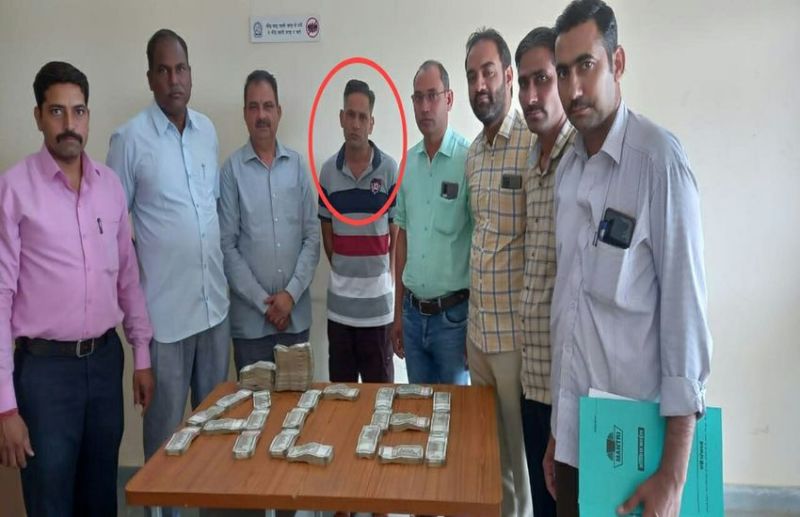 आरएएस अधिकारी ने 18 लाख की रिश्वत ली, कार से घर भिजवा रहे थे, रास्ते में एसीबी के हत्थे चढ़ गए