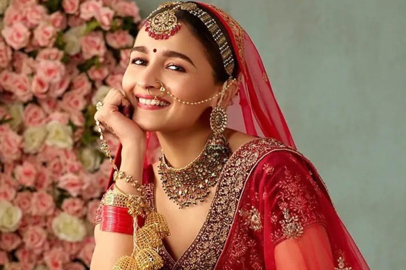 Alia Bhatt के इन ब्राइडल लुक्स ने खिंचा फैंस का ध्यान, आज के दिन कुछ ऐसी लगेंगी Ranbir Kapoor की दुल्हनिया