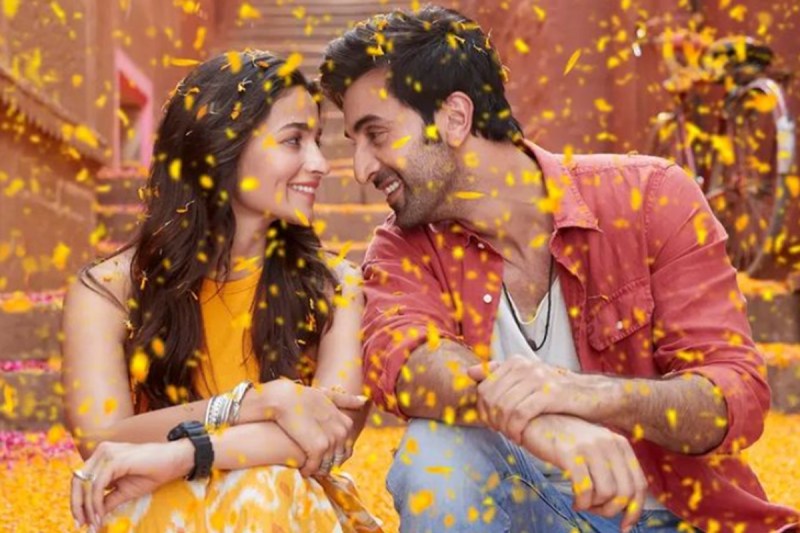 Alia के हाथों में रच गई Ranbir के नाम की मेहंदी, इन दिग्गज हस्तियों ने कुछ इस अंदाज में दी बधाई