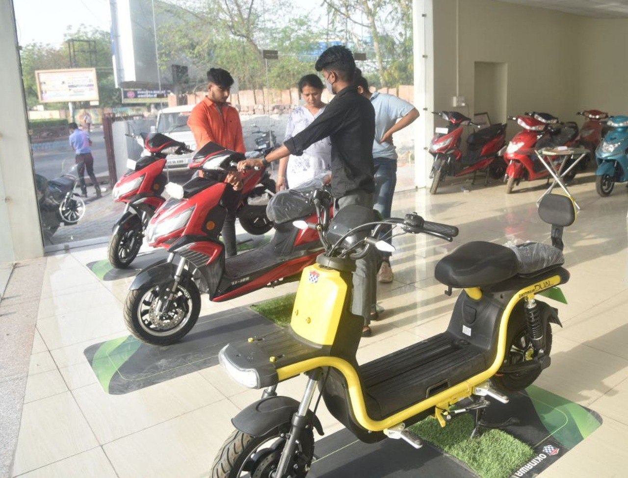 Electric vehicles - पेट्रोल-डीजल के बढ़े दाम से इस ओर रुख करने लगे लोग, जानने के लिए पढ़े पूरी खबर