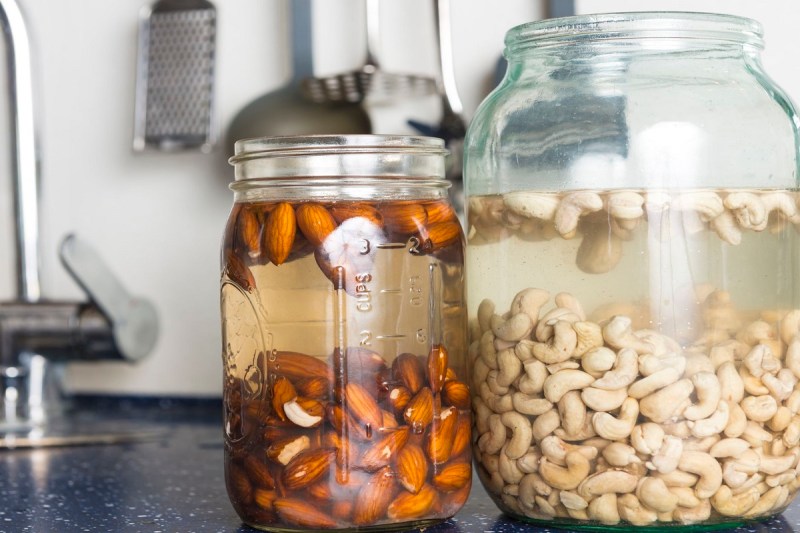 बादाम से लेकर मेथी तक को भिगा कर खाने की डाल लें आदत, ये बीमारियां पास भी नहीं फटकेंगी