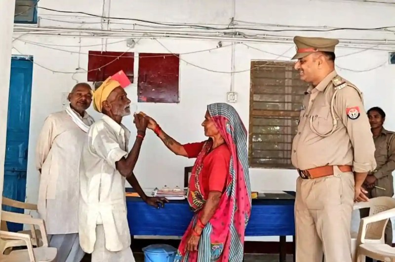 झगड़े के बाद दादा-दादी पहुंच गए पुलिस स्टेशन, फिर पुलिस ने किया कुछ ऐसा कि वीडियो हुआ वायरल