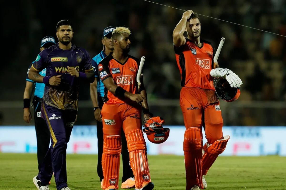 मैच ख़त्म कर लौटते हैदराबाद के खिलाडी 
