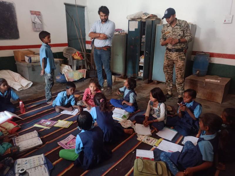 छात्रों सेे जिला पंचायत सीईओ ने पूछे सवाल, बच्चों को पढ़ाया पाठ, कहा- पढ़ लिखकर बनें ऑफिसर