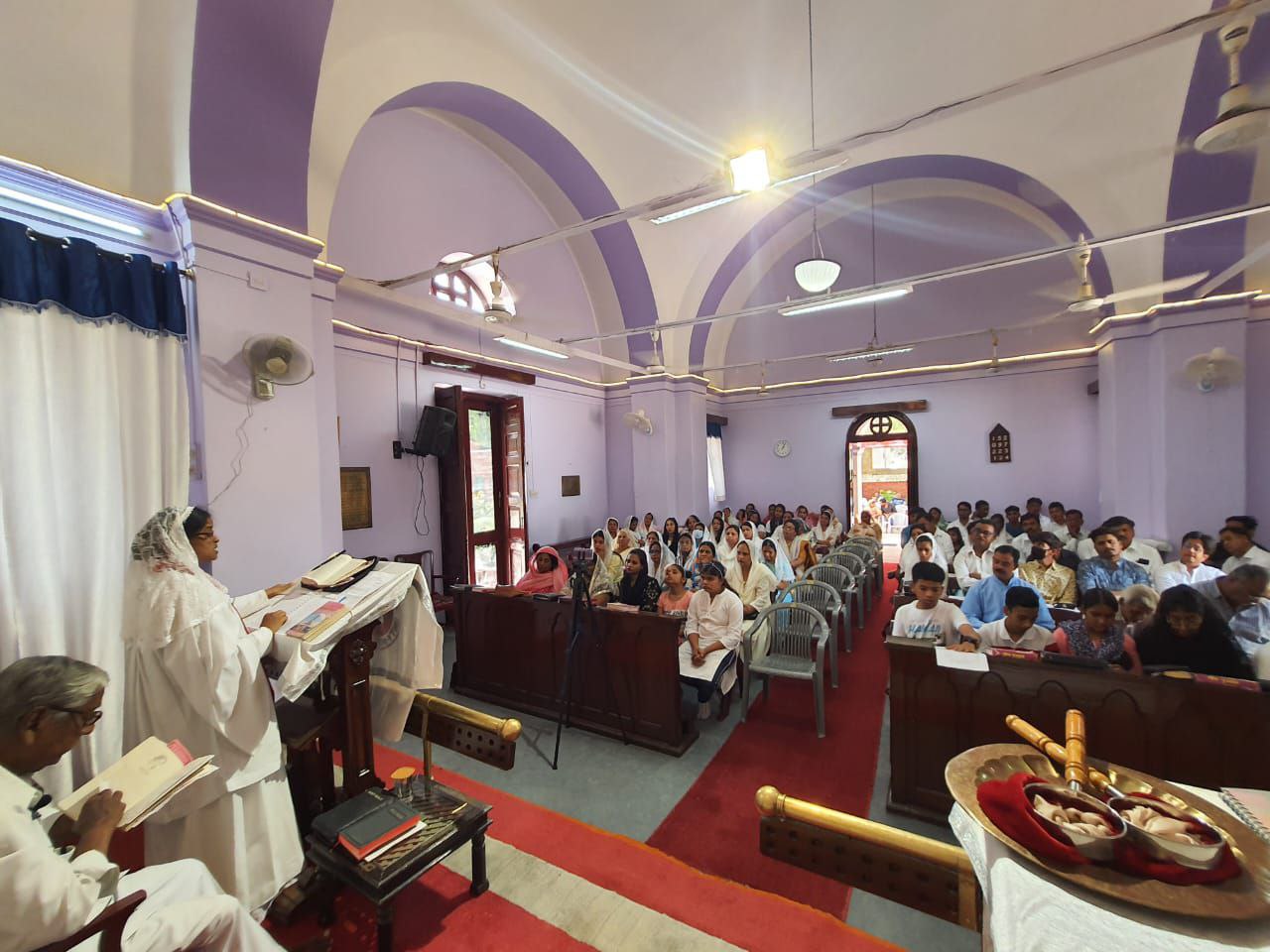 क्रूस की यात्रा निकाली, भक्ति गायन हुआ