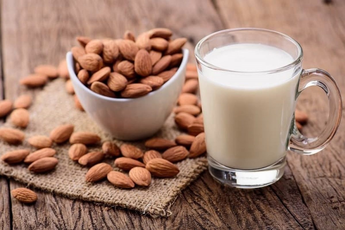 Benefits of Almond Milk: बादाम का दूध पीने से सेहत को मिलते हैं ये अद्भुत फायदे, हड्डियों से लेकर प्रतिरोधक क्षमता होती है मजबूत