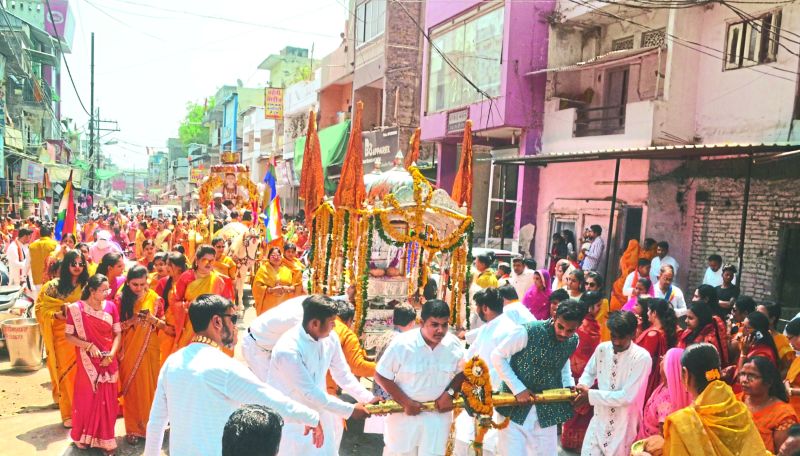 महावीरमय हुआ शहर, श्रद्धा के आगे भीषण गर्मी भी हुई नतमस्तक, धूमधाम से निकली शोभायात्रा
