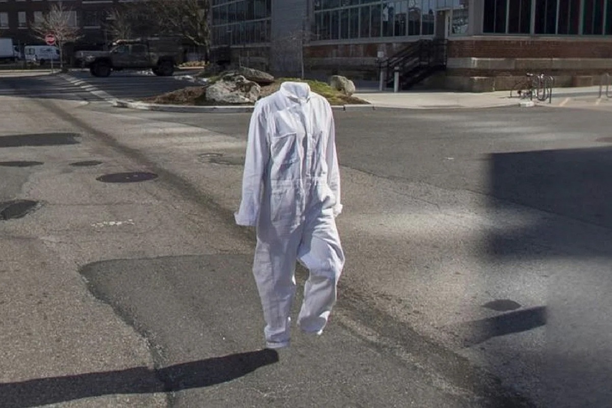 Google Maps पर दिखा अजूबा, सड़क पर दिखा बिना हाथ-पैर-सिर वाला इंसान!